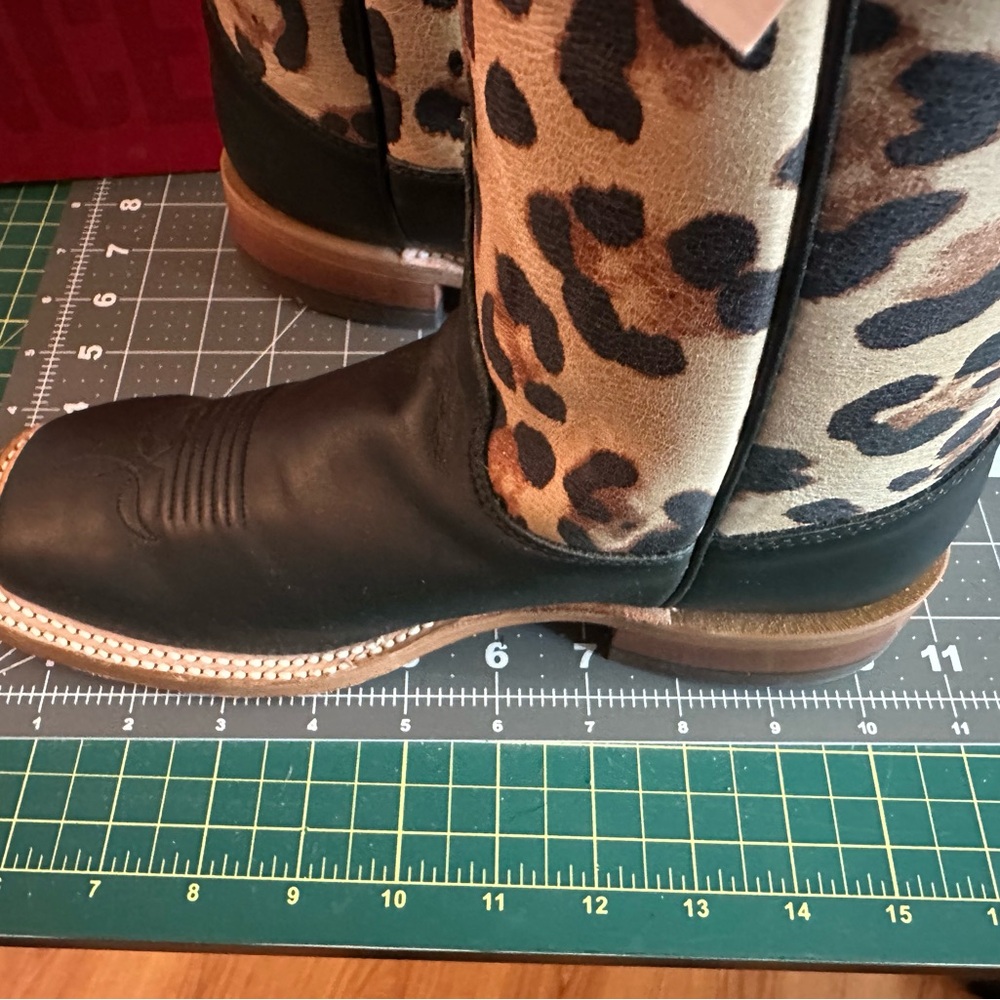 Justin Cowboy Boots Tan and Black Leather Cheetah 6.5B - Picture 9 of 10